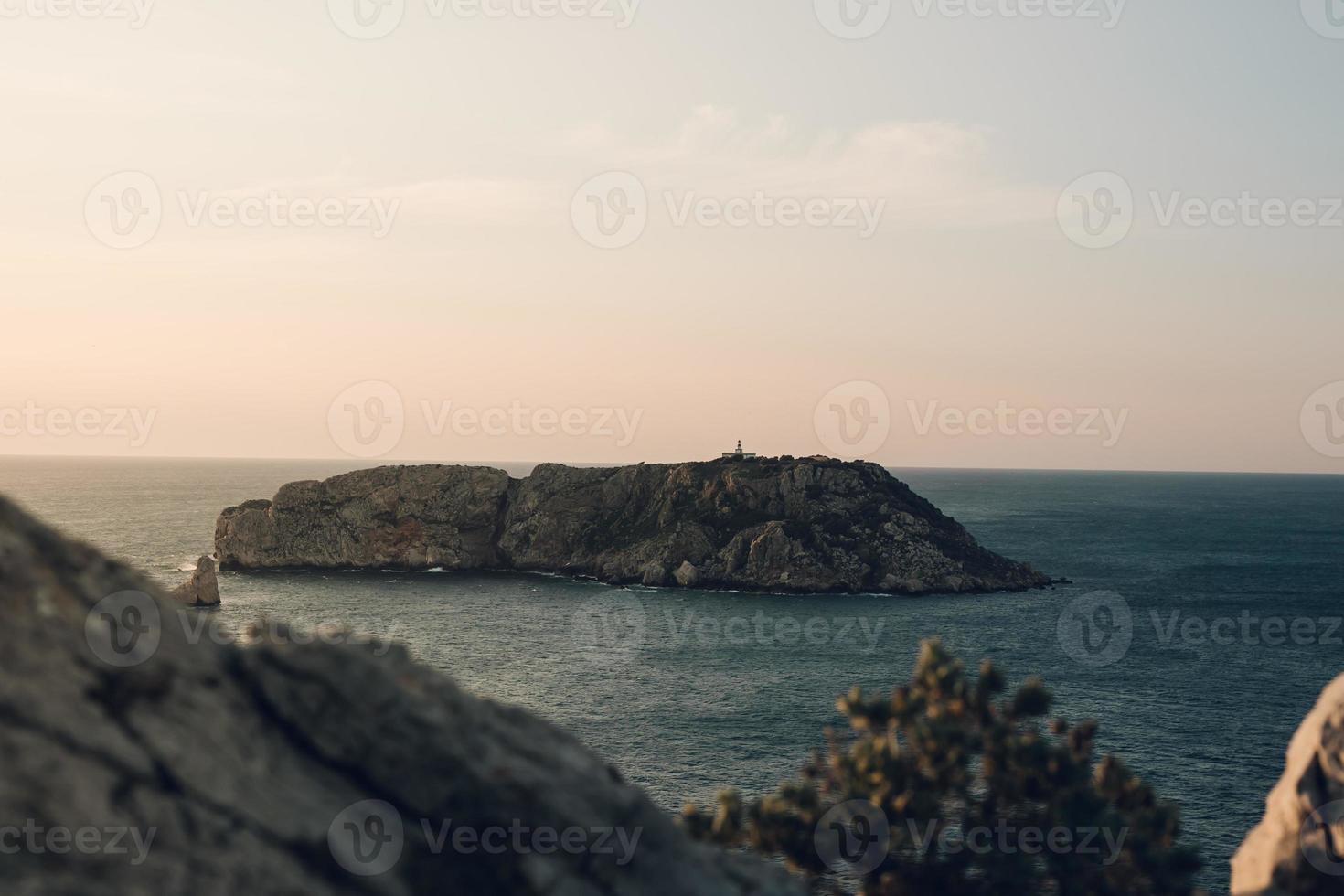 Blick auf eine Insel der Meeresküste foto