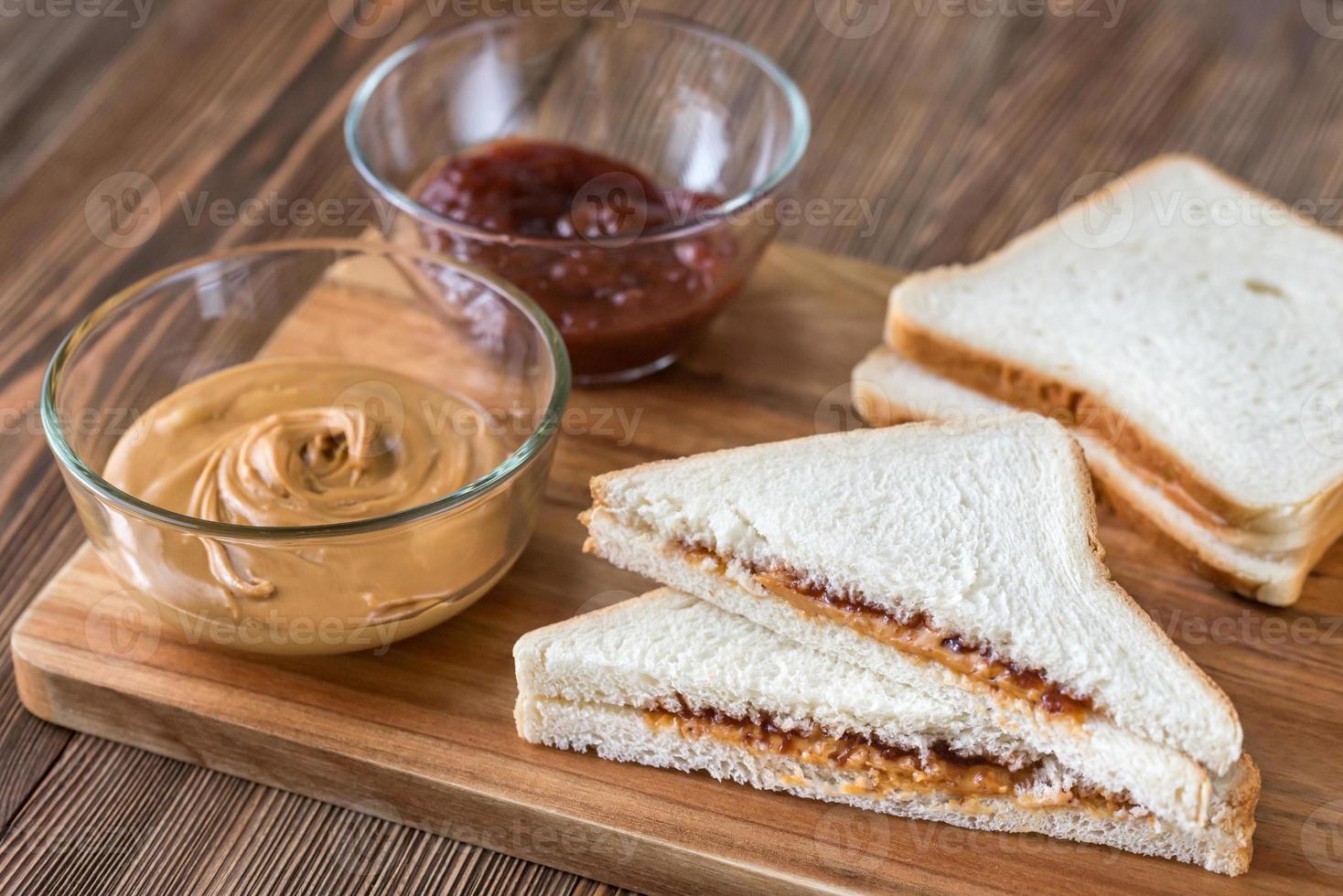 ein Erdnussbutter-Gelee-Sandwich foto