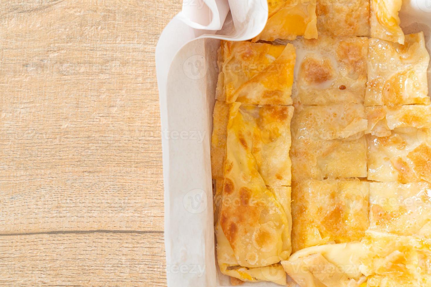 Roti mit Ei und gezuckerter Kondensmilch foto