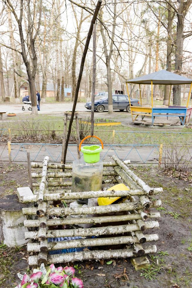 künstlicher Wasserbrunnen mit Flaschenzug und Eimer foto