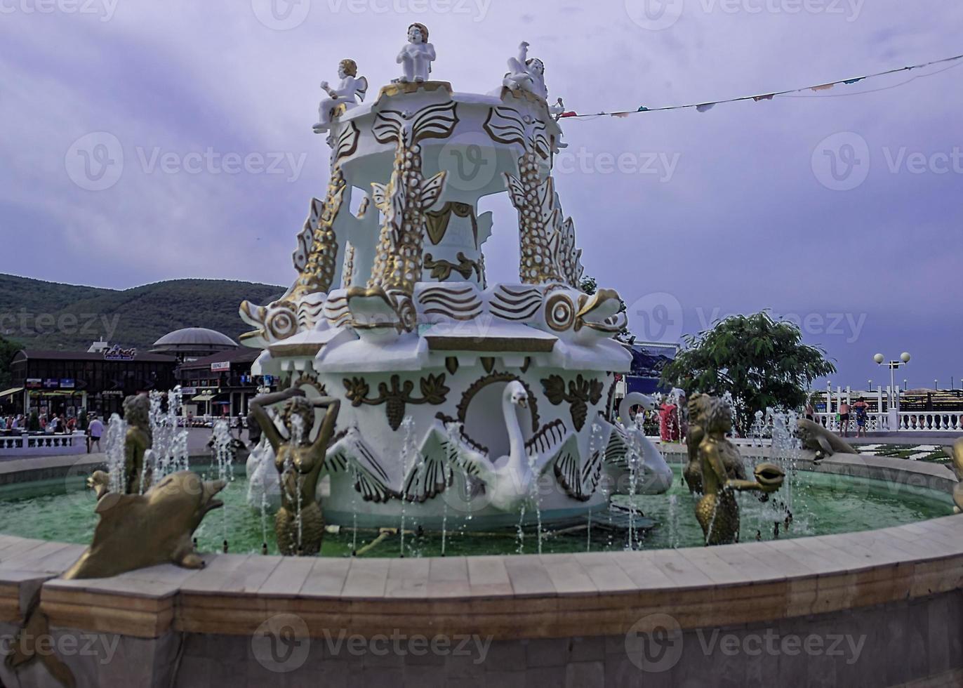 großer schöner brunnen im dorf kabardinka in russland foto