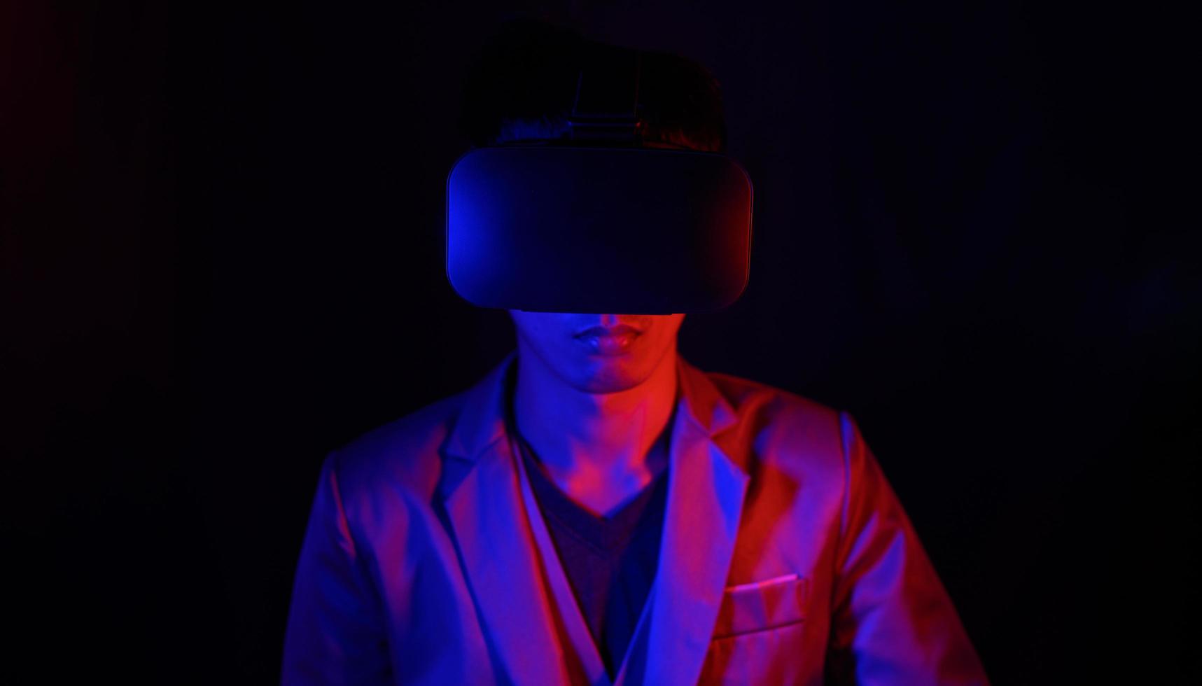 Brille der virtuellen Realität. Augmented Reality, Spiel, zukünftiges Technologiekonzept. vr simulierte welt der metaverse körperhaltung futuristisches kleid foto
