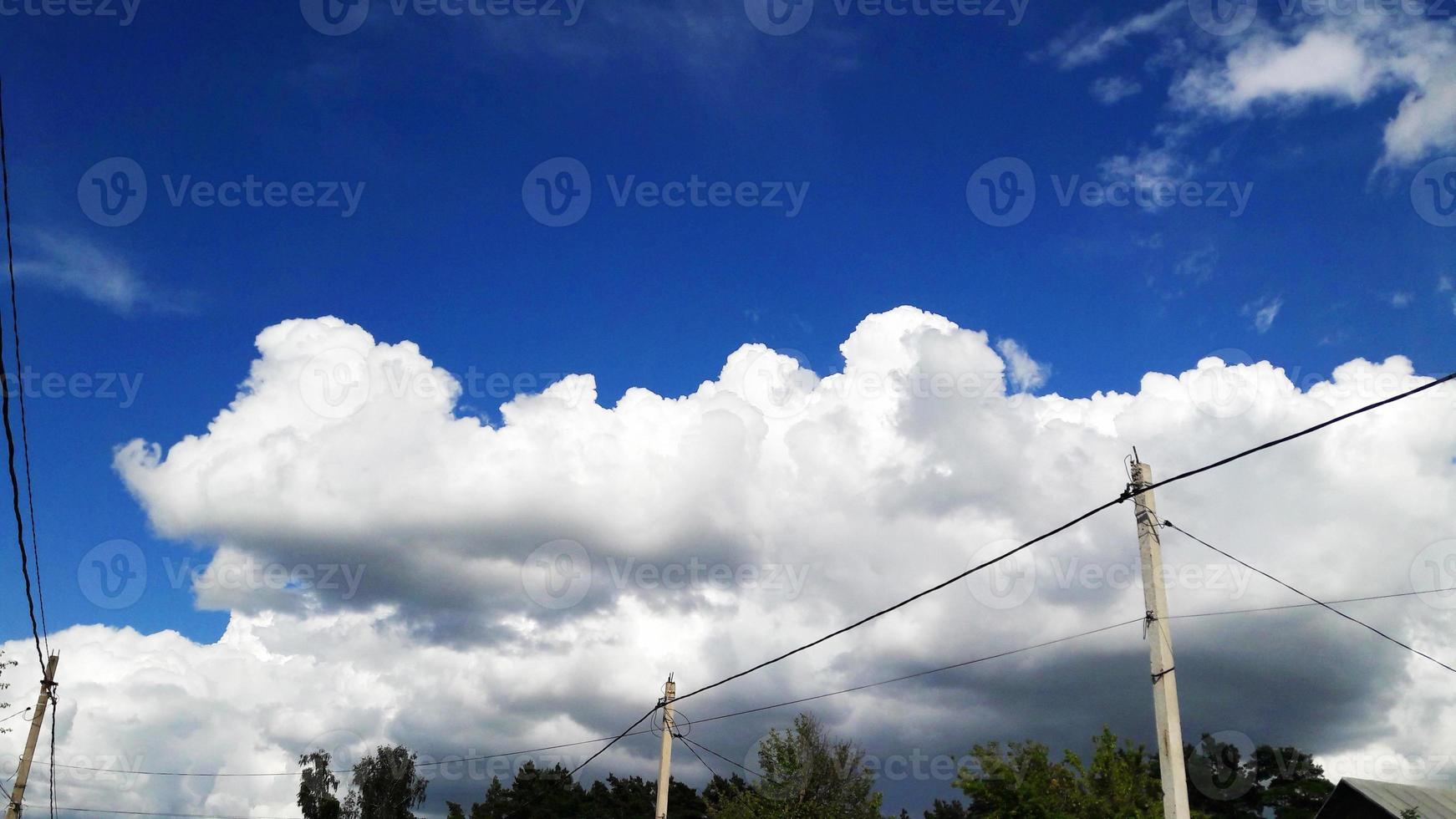 Wolken und Hintergrund des blauen Himmels mit Kopienraum foto