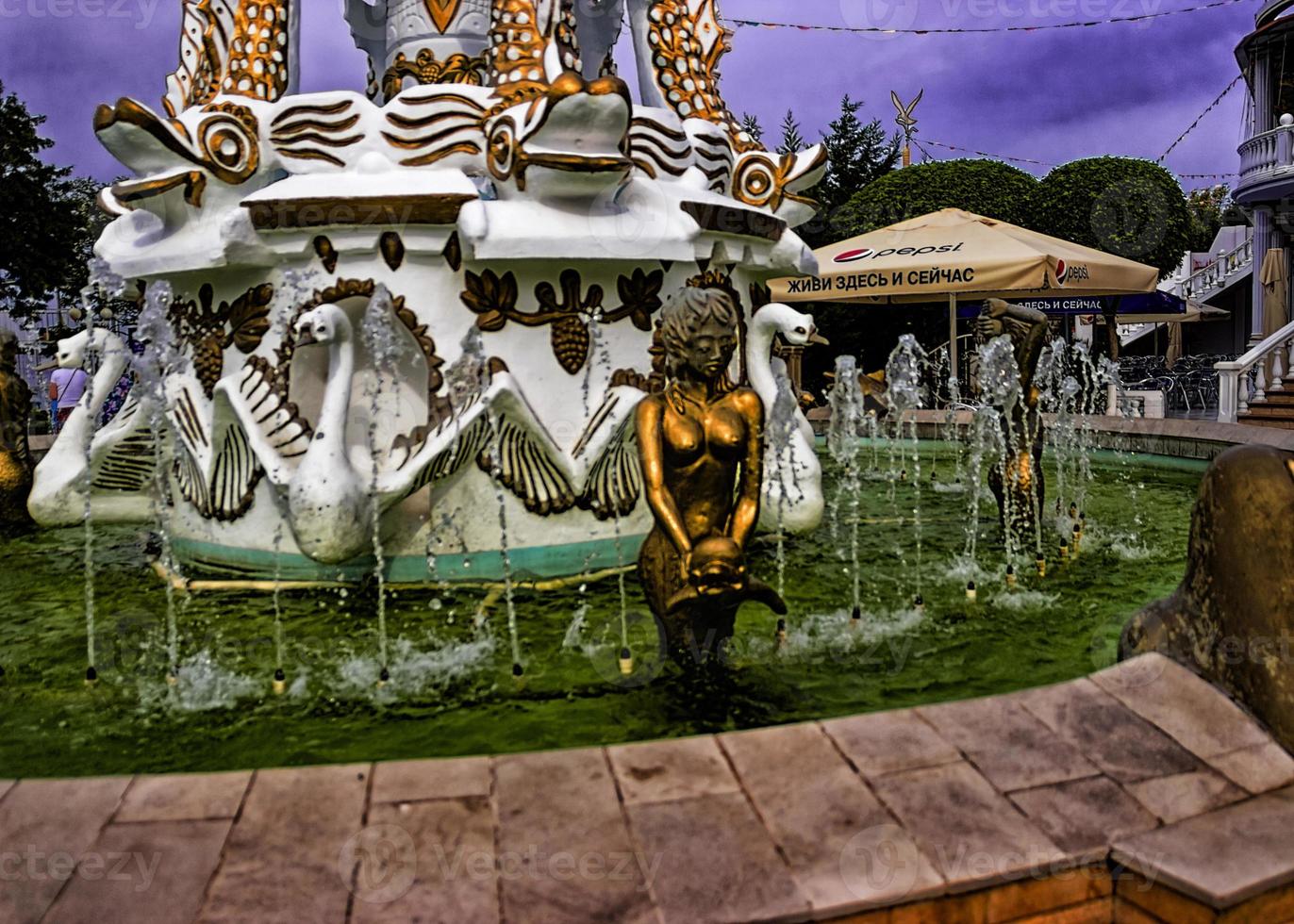 großer schöner brunnen im dorf kabardinka in russland foto