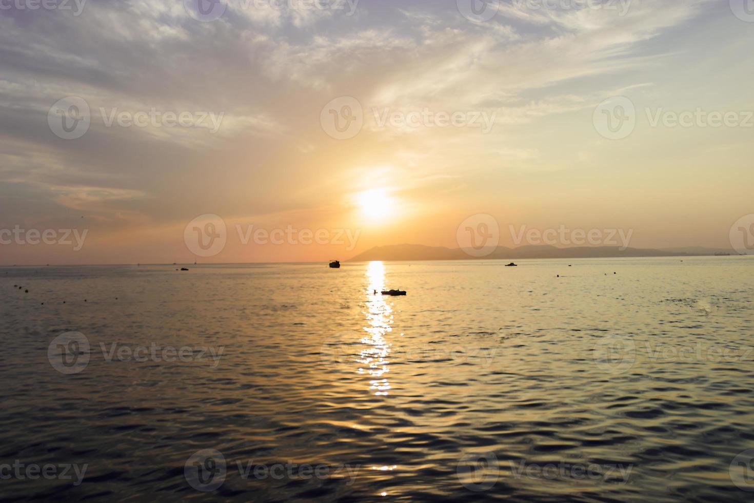 schöner sonnenuntergang am schwarzen meer im sommer im dorf kabardinka foto