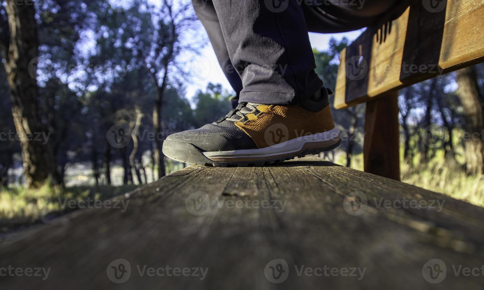 Füße mit Flip-Flops im Wald foto