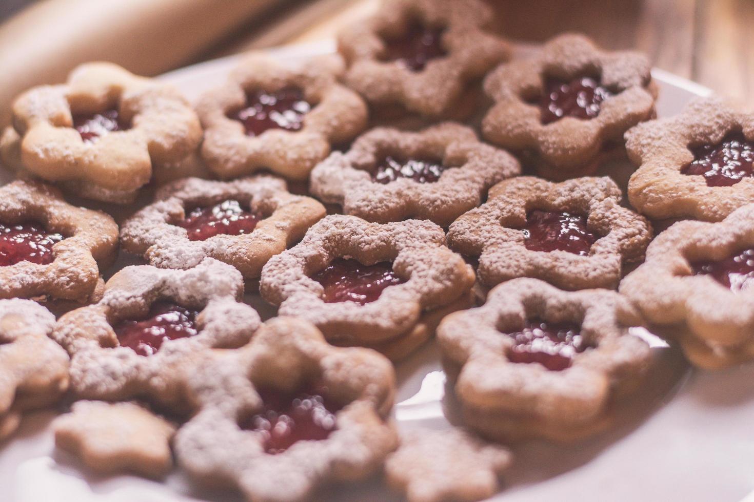 Haufen sternförmiger Kekse mit Marmelade. foto