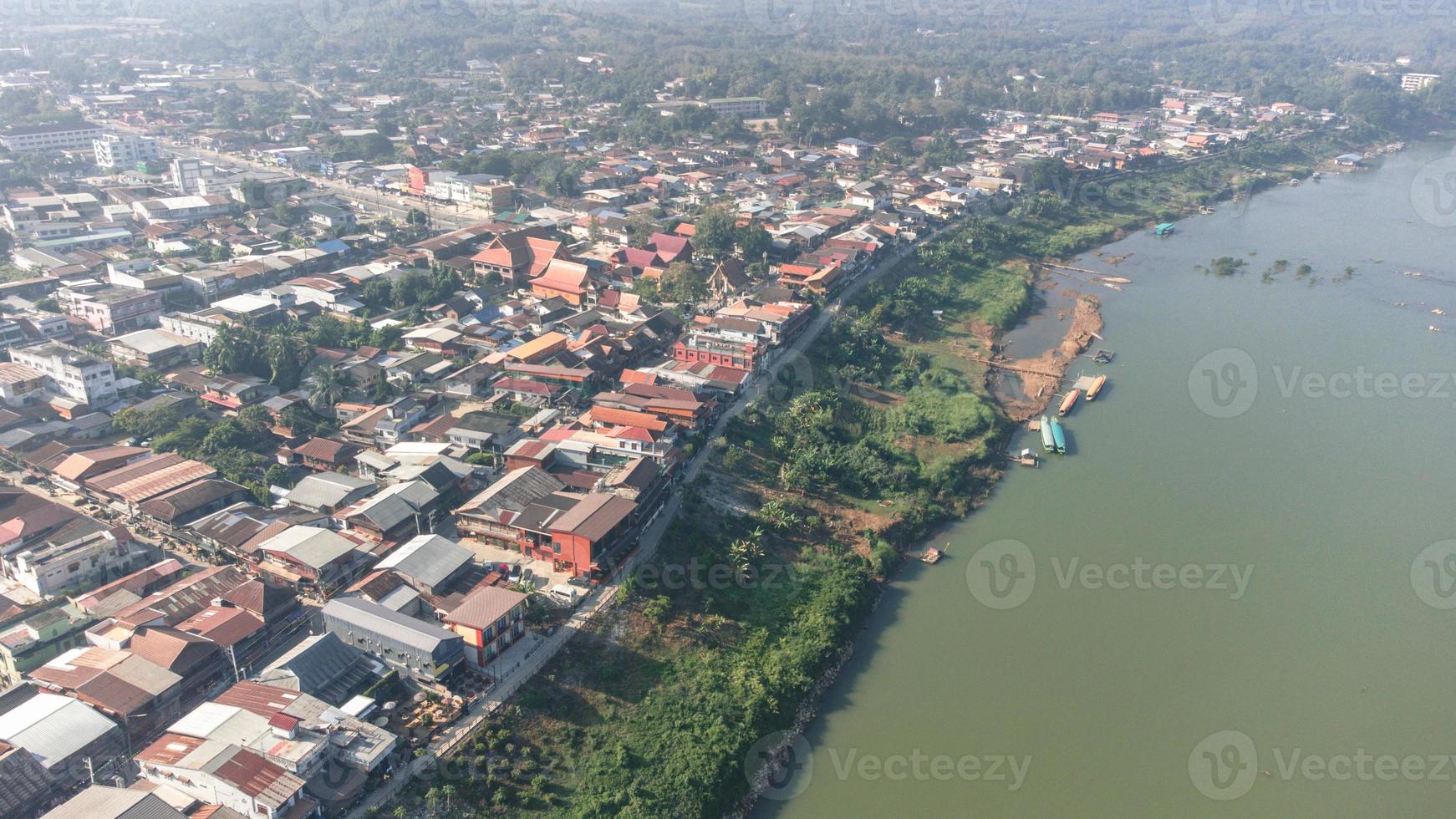 luftaufnahme des alten dorfes chiang khan am nebligen morgen per drohne. Dorf entlang des Mekong-Flusses sind die thailändisch-laotische Grenze, die heute eine berühmte Touristenattraktion der thailändischen Provinz Loei ist. foto