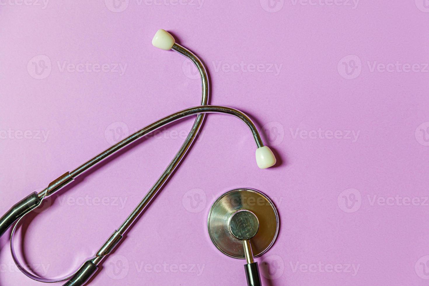 einfach minimales design mit medizingeräten stethoskop oder phonendoskop isoliert auf trendigem pastellviolettem hintergrund. Instrumentengerät für Arzt. gesundheitslebensversicherungskonzept. foto