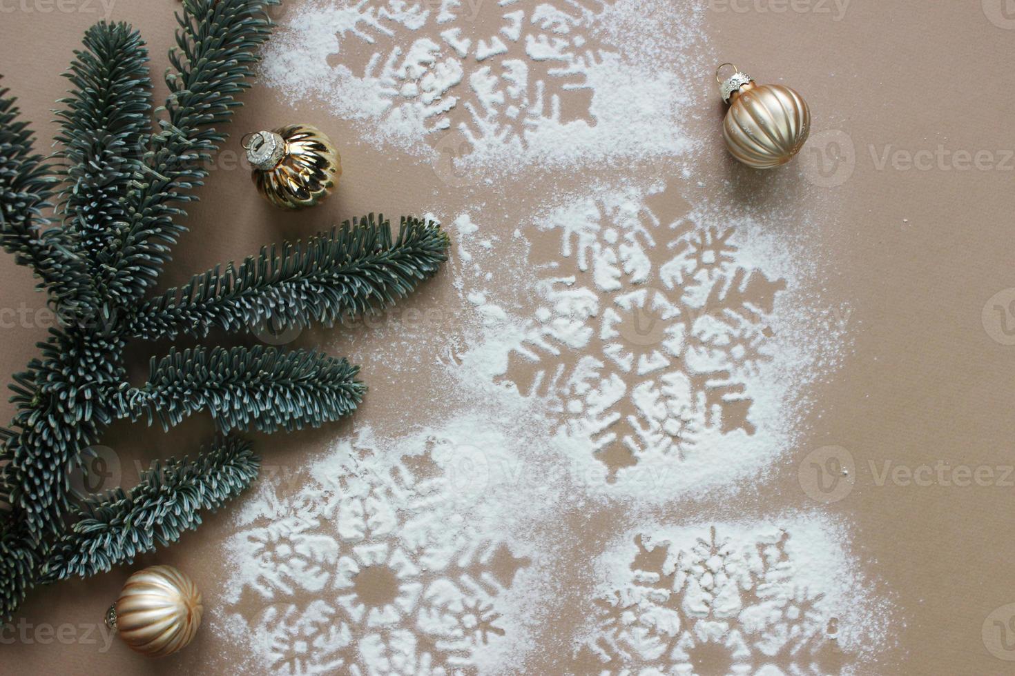 weihnachtskomposition mit goldenen weihnachtskugeln und kegeln foto