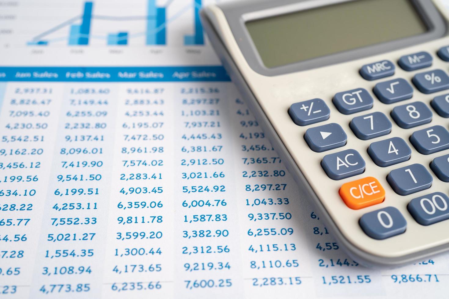 Taschenrechner auf Diagramm- und Diagrammtabellenpapier. Finanzentwicklung, Bankkonto, Statistik, investitionsanalytische Forschungsdatenwirtschaft, Börsenhandel, Geschäftskonzept. foto