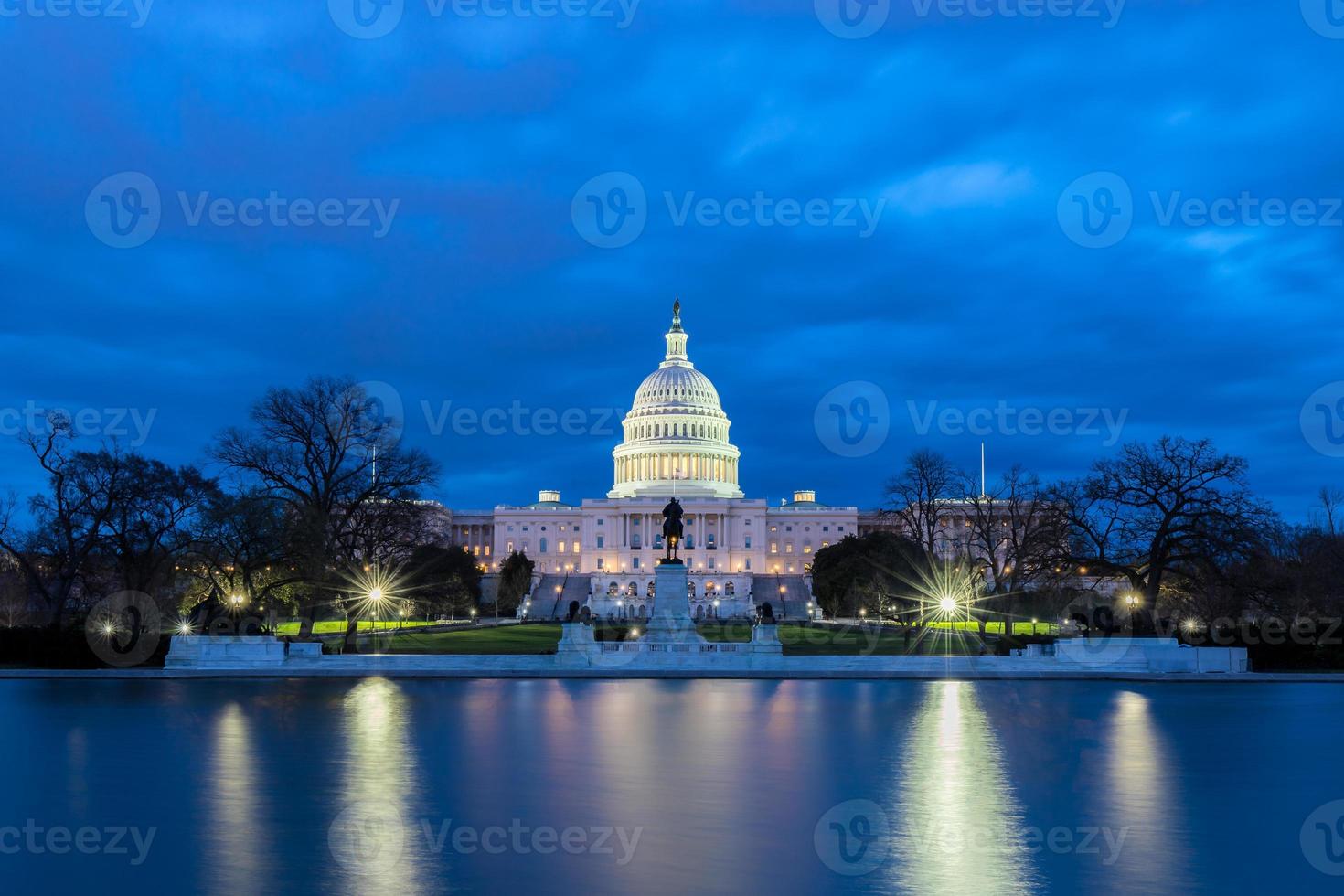 das Kapitol der Vereinigten Staaten mit Reflexion bei Nacht, Washington DC, USA foto