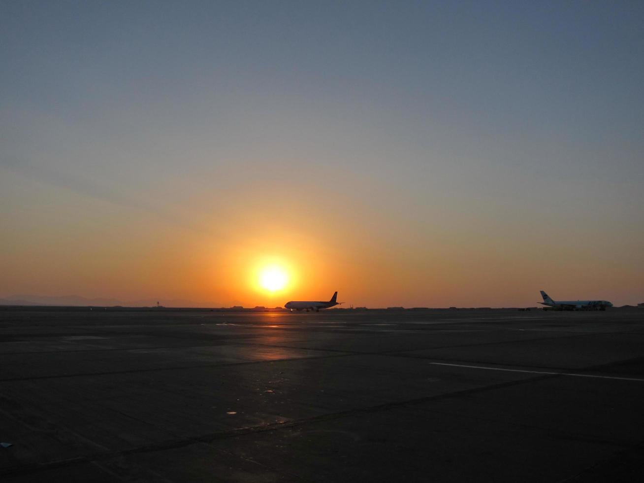 sonnenuntergang beim abflug foto