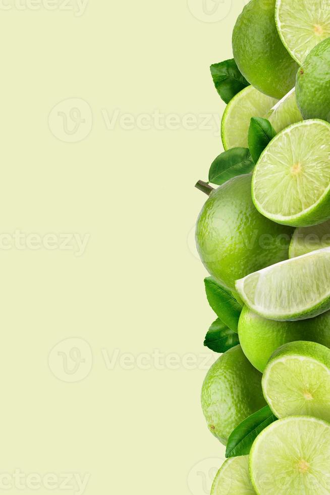 Limettenfrucht und Limettenscheiben auf grünem Musterhintergrund foto