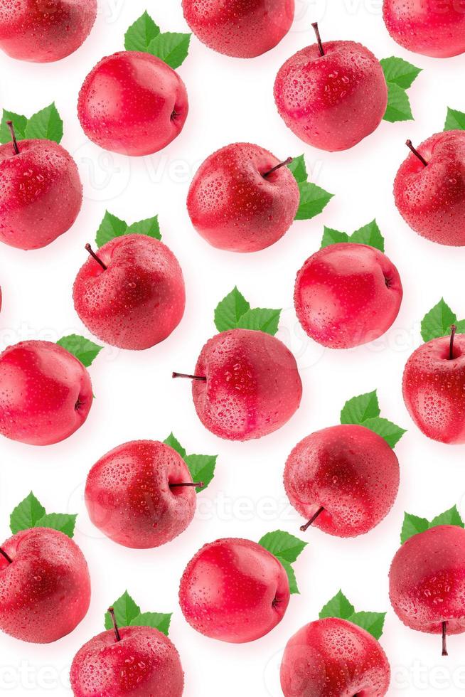 roter Apfel und Blätter auf einem roten Tapetenhintergrund. foto