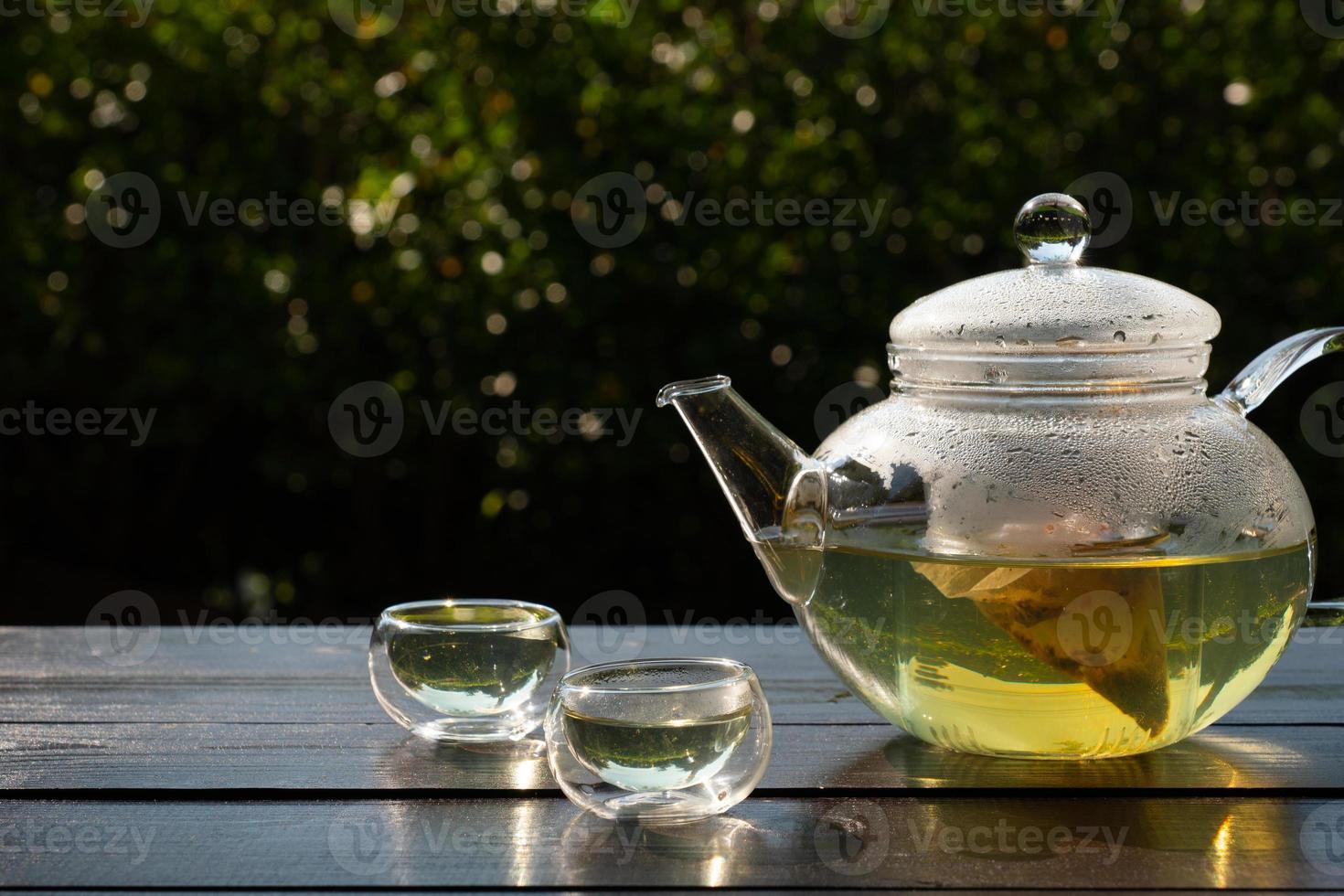 Grüner Tee serviert auf dem Tisch im Garten foto