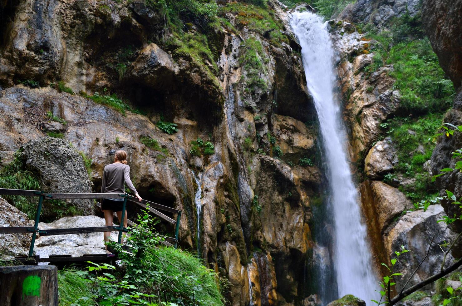 Frau an einem Wasserfall foto