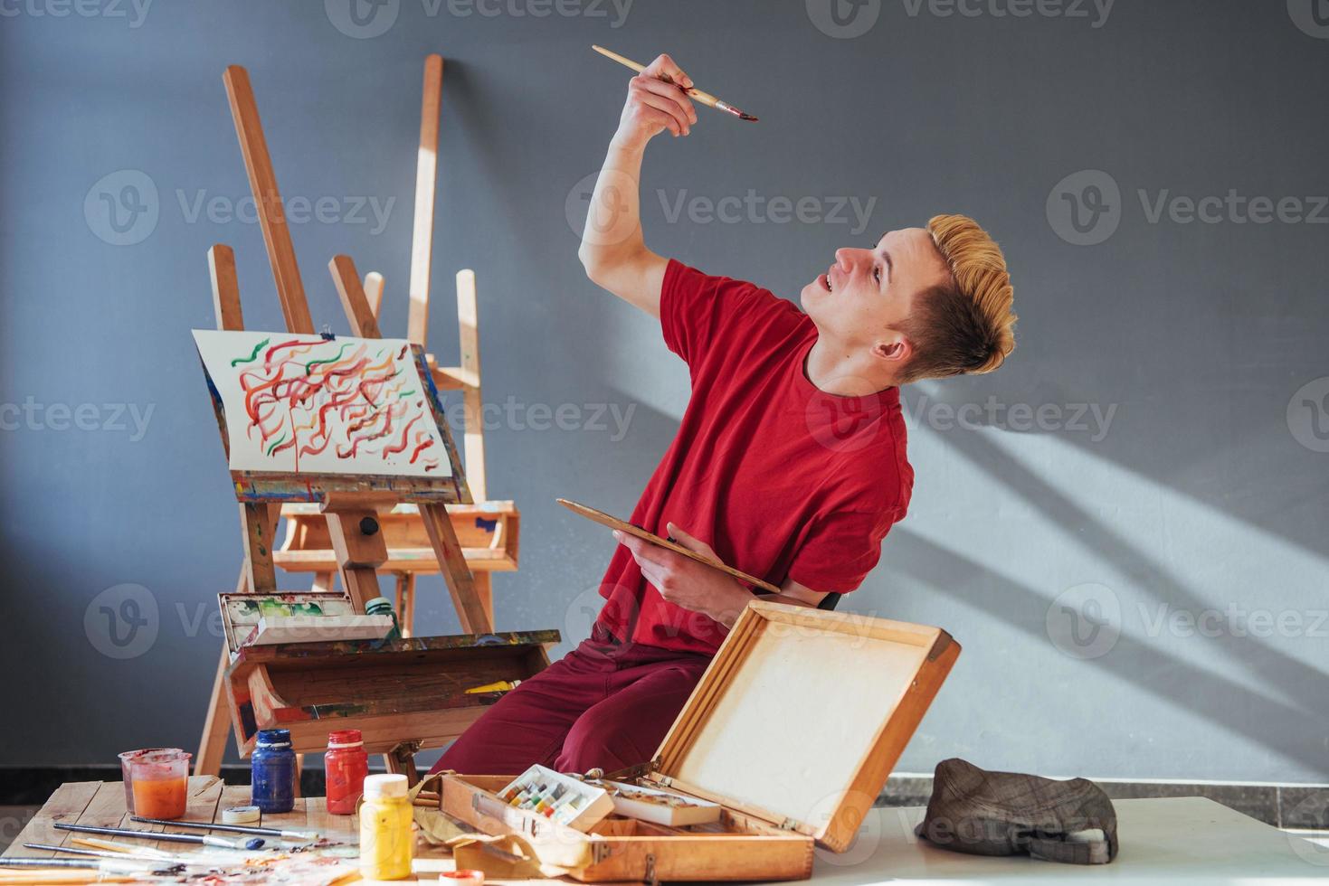 Künstler, der ein Bild in einem Studio malt foto