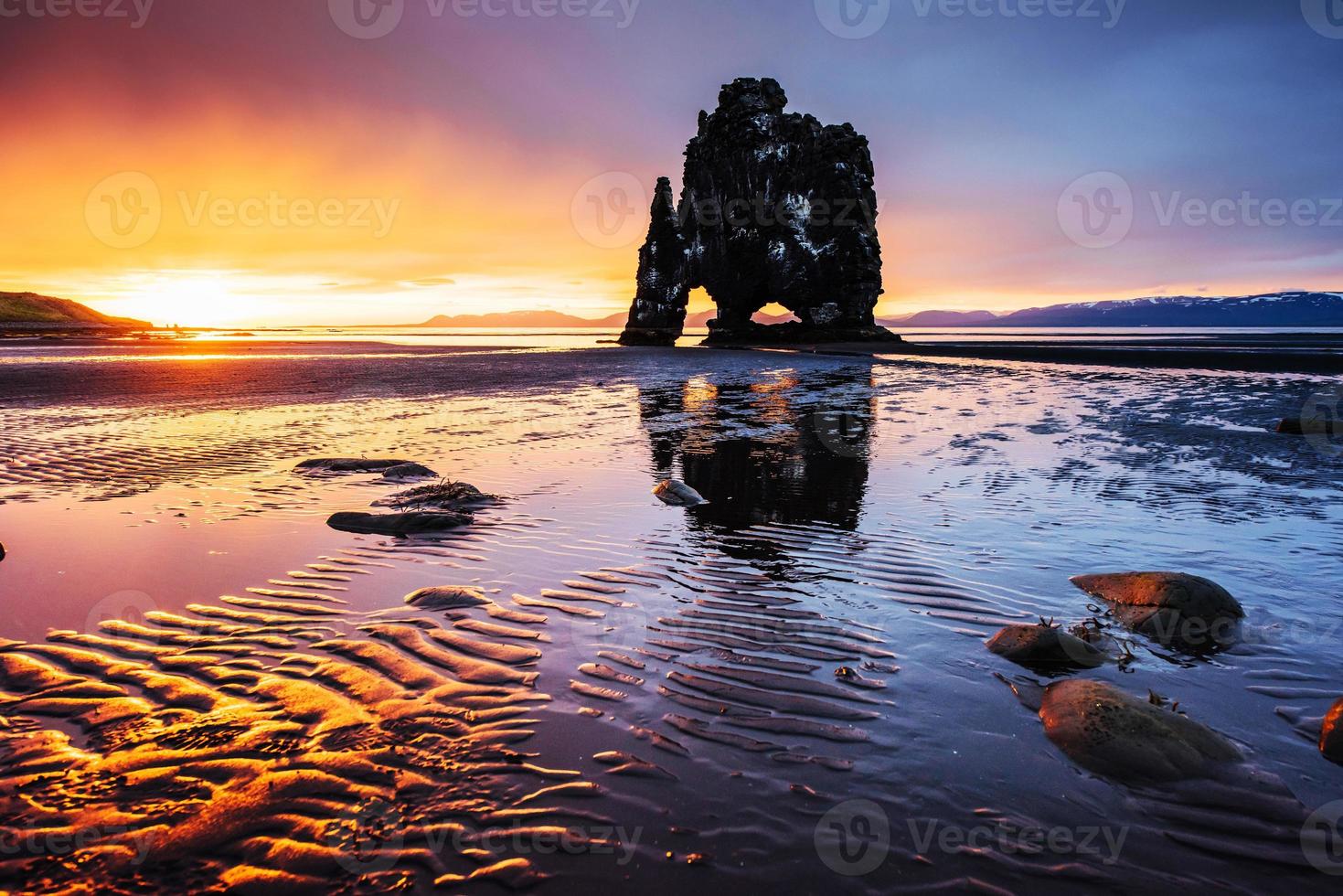 hvitserkur 15 m Höhe. ist ein spektakulärer felsen im meer an der nordküste von island. Dieses Foto spiegelt sich nach Mitternachtssonnenuntergang im Wasser.