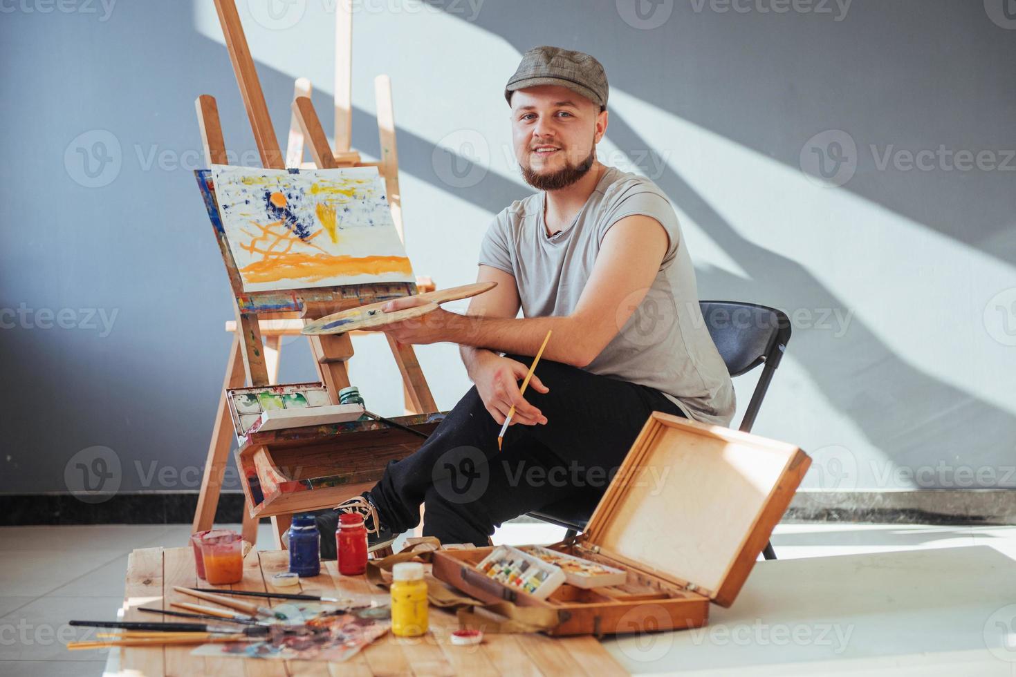 Künstler, der ein Bild in einem Studio malt foto