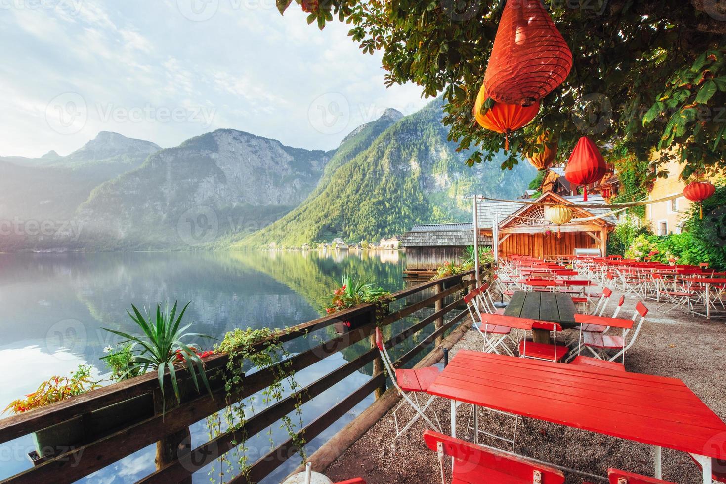 sommercafé am schönen see zwischen bergen. Alpen. hallstatt. Österreich foto