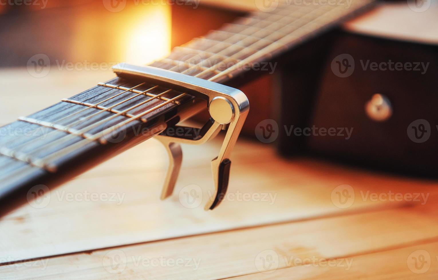 Fotografie klassische Gitarre auf einem hellbraunen Hintergrund foto