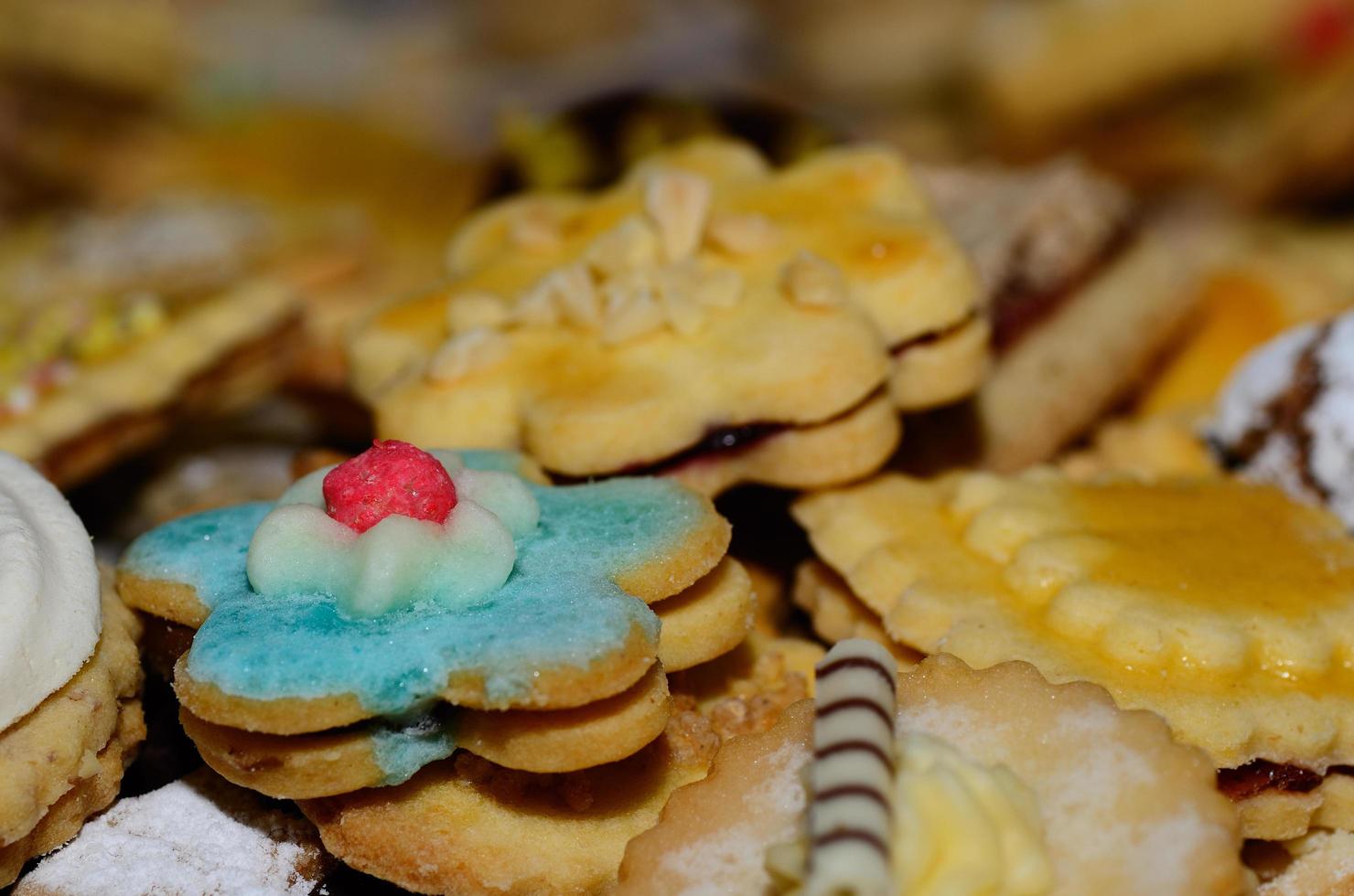 Weihnachtsplätzchen mit bunter Blume foto