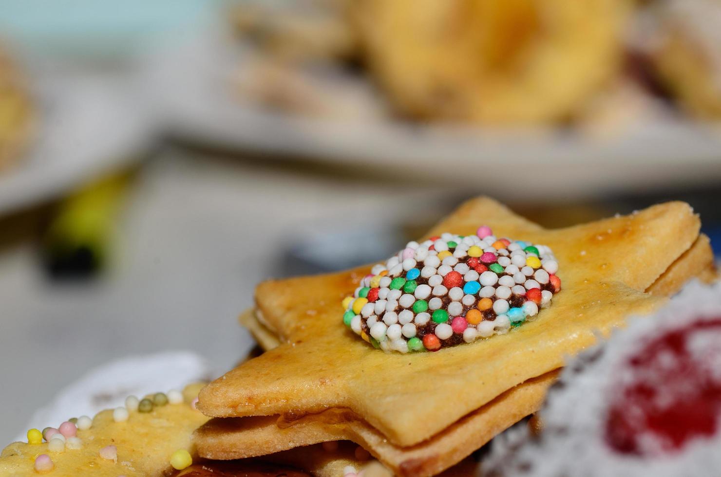 Weihnachtsplätzchen in Stern und Kugeln foto