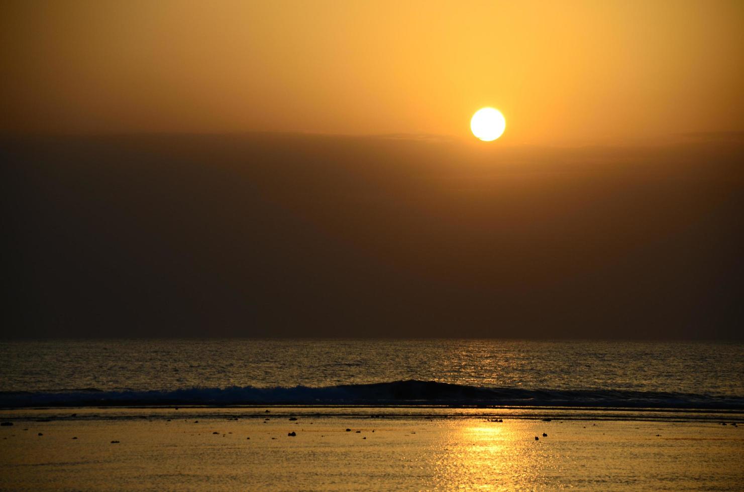 Sonnenaufgang mit Wellen am Meer foto