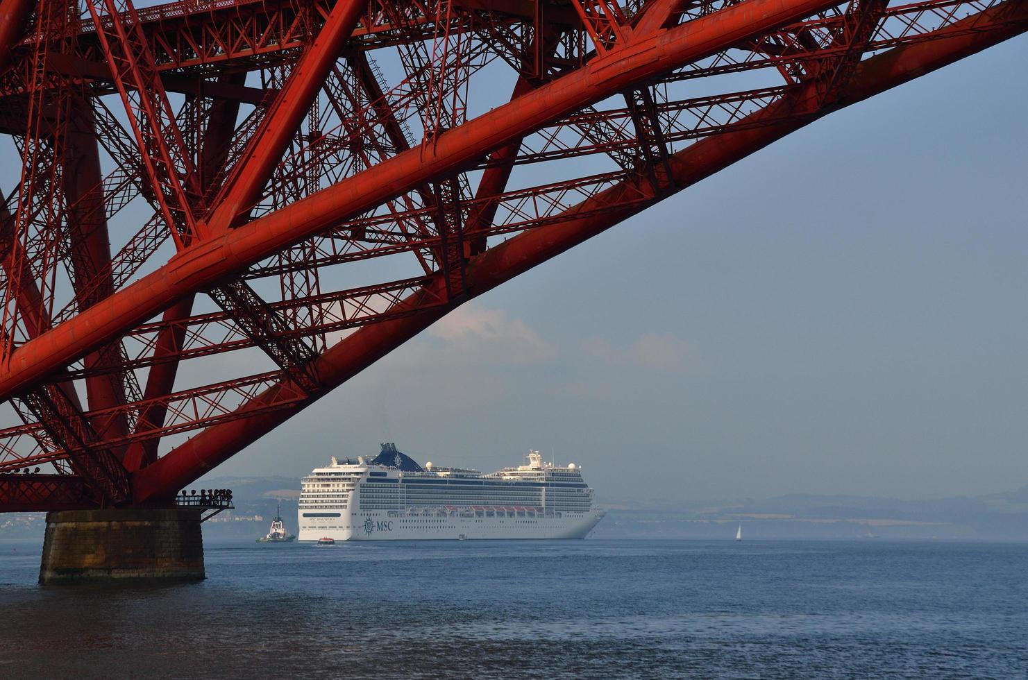 Queensferry mit Schiff foto