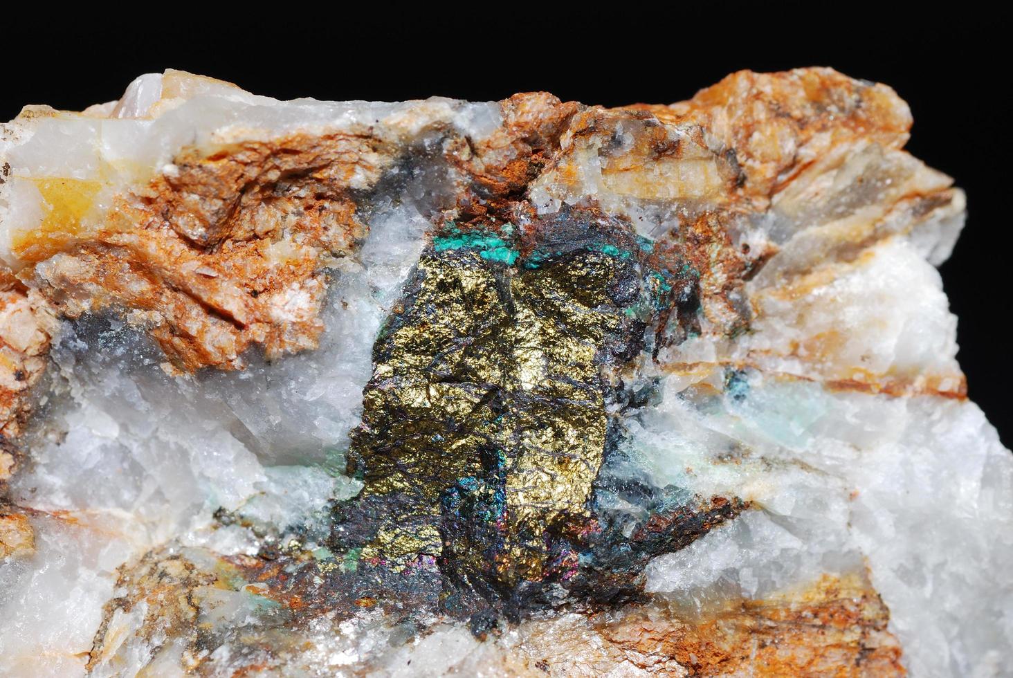 Mineraliendetail mit Pyrit und Quarz foto