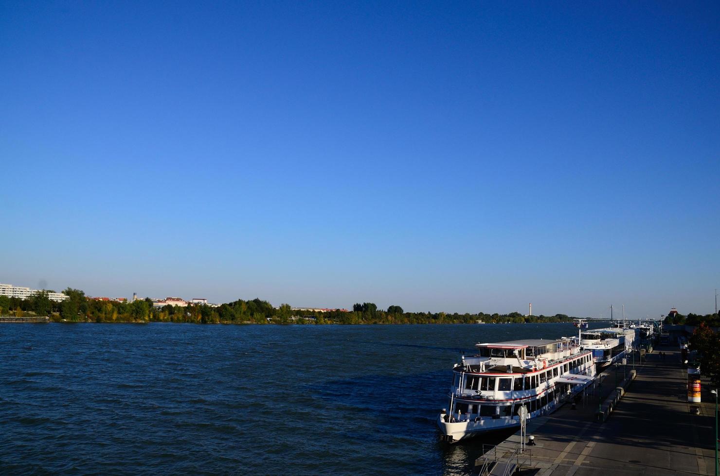 Schifffahrt auf der Donau foto