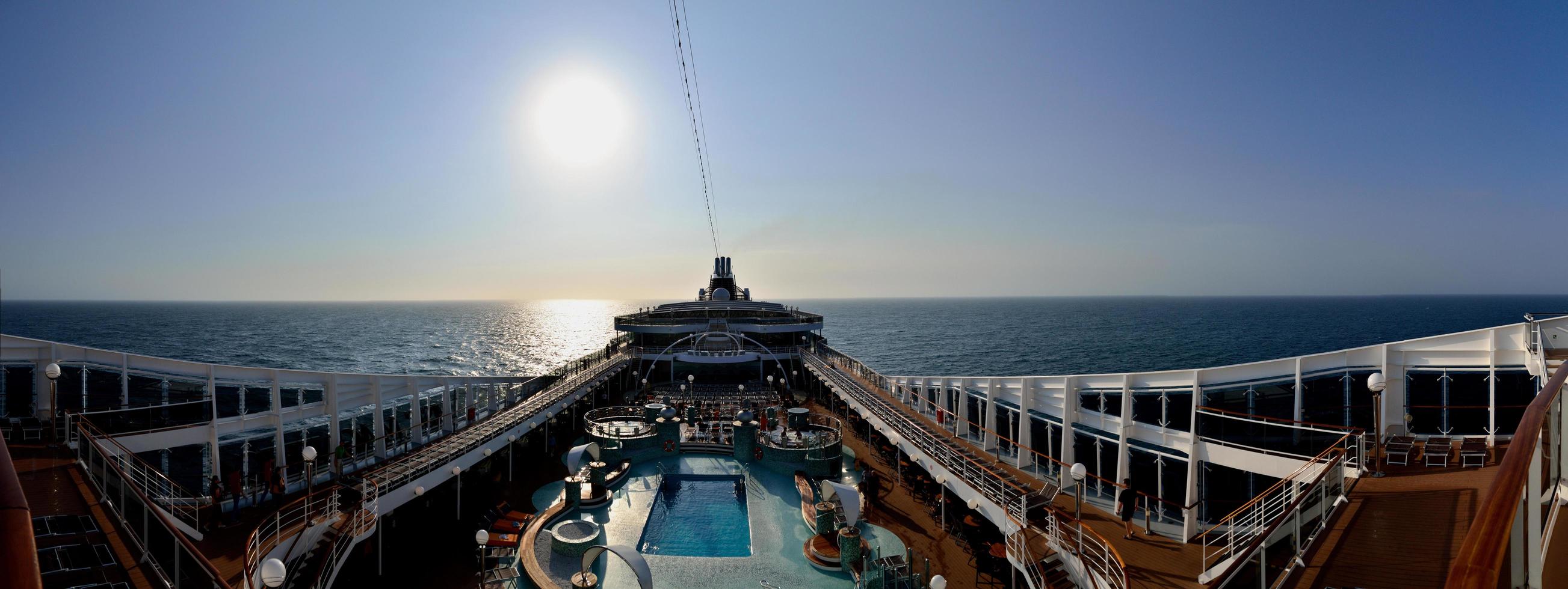 Kreuzfahrtschiff mit Panorama auf offenem Deck foto
