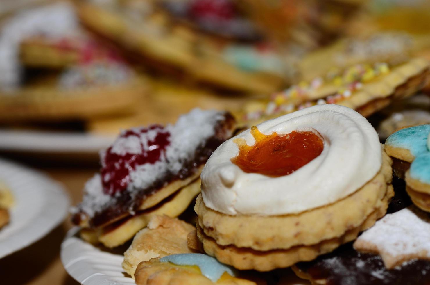 Weihnachtsplätzchen mit Schaum und Marmelade foto