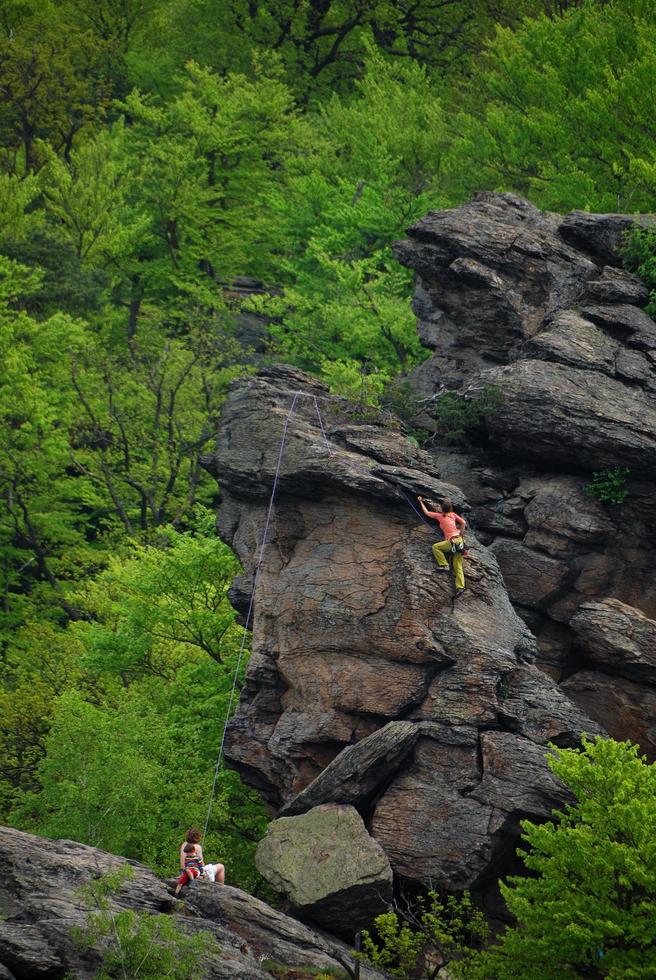 Klettere mit Kletterer auf Felsen foto