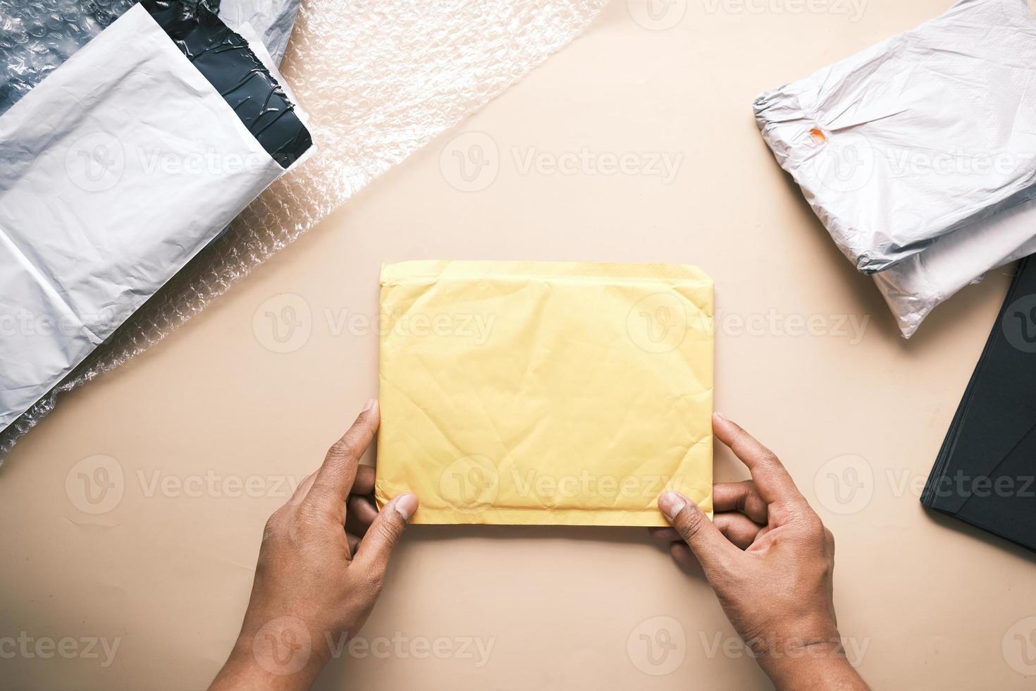 gelber Luftpolsterumschlag aus Papier auf dem Tisch foto