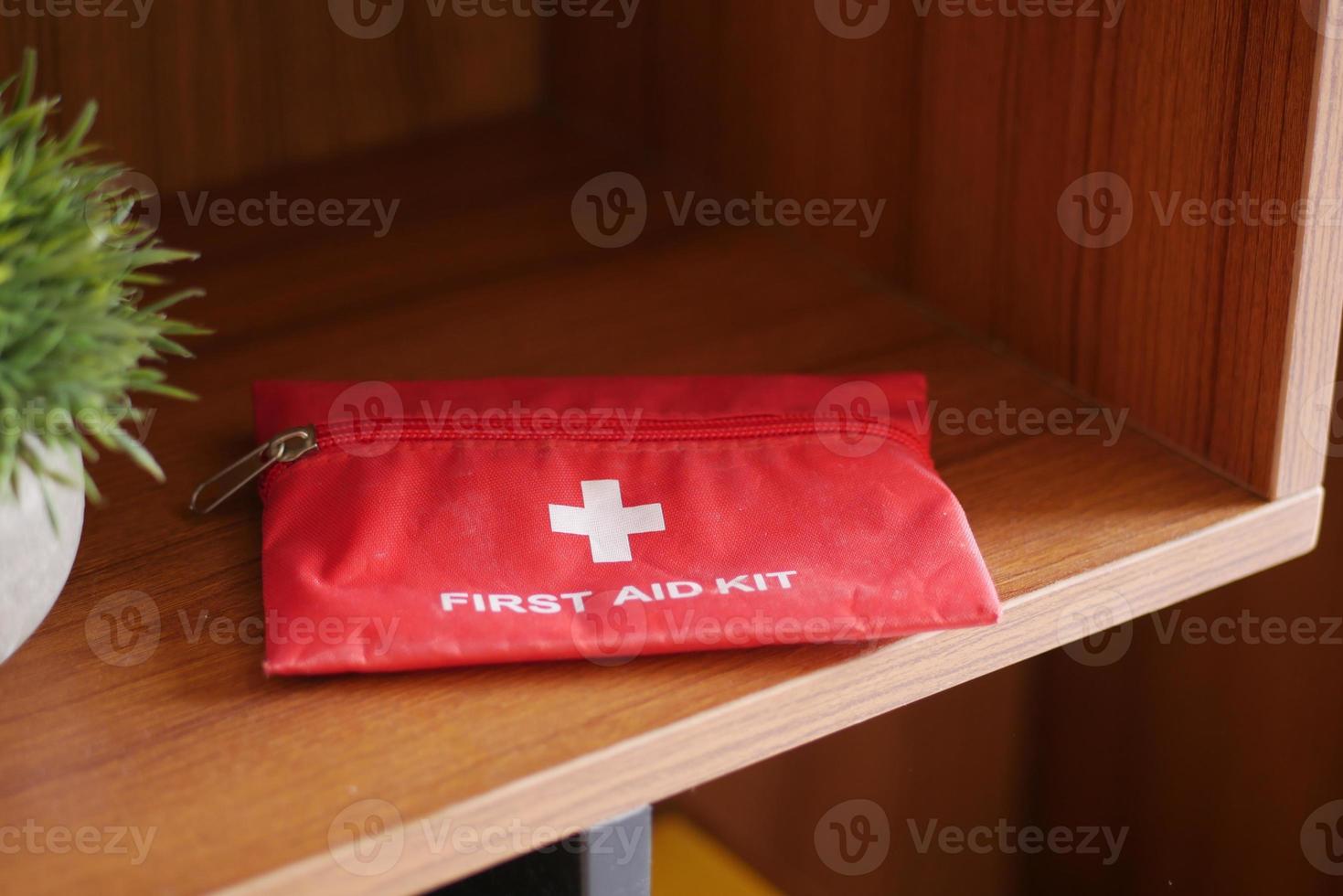 Nahaufnahme des Erste-Hilfe-Kastens foto