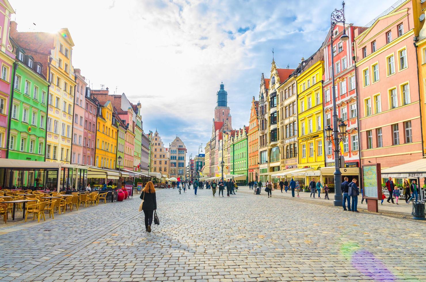 wroclaw, polen, 7. mai 2019 altstadt historisches stadtzentrum, bunte gebäude mit bunter fassade, st. Elisabeth-Minor-Basilika, katholische Garnisonskirche, auf dem gepflasterten Rynek-Marktplatz foto