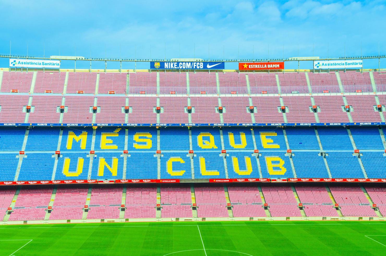 Barcelona, Spanien, 14. März 2019 Camp Nou ist das Heimstadion des Fußballvereins Barcelona, das größte Stadion Spaniens. Top-Luftaufnahme der Tribünenstände und der grünen Wiese. foto