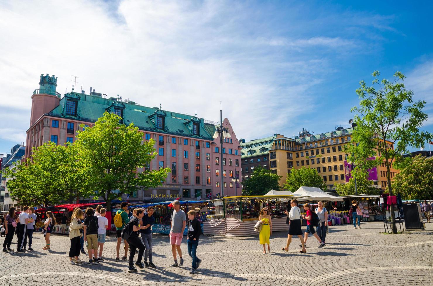 schweden, stockholm, 30. mai 2018 junge leute spielen, spazieren und verbringen zeit auf dem hotorget-platz foto