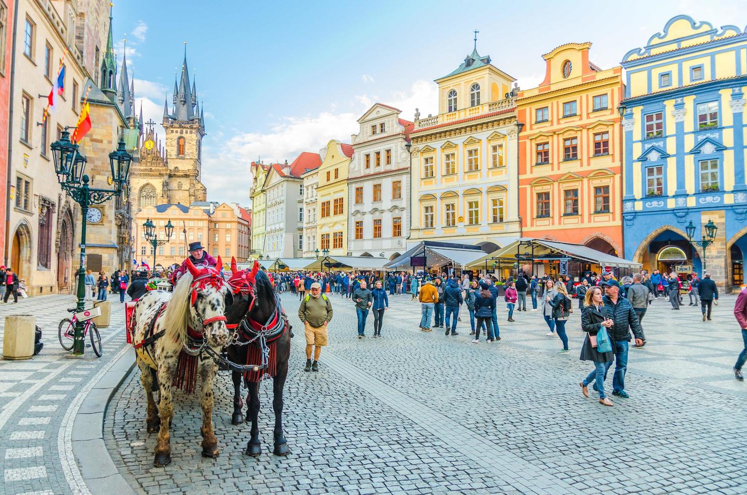 prag, tschechische republik, 13. mai 2019 pferdekutsche für touristen unterhaltung auf dem altstädter platz stare mesto historisches stadtzentrum mit turm des rathauses und kirche unserer lieben Frau vor tyn foto