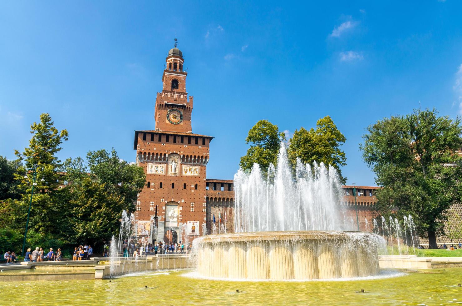 mailand, italien, 9. september 2018 altes mittelalterliches schloss sforza castello sforzesco fassade, mauern und turm la torre del filarete, bäume foto