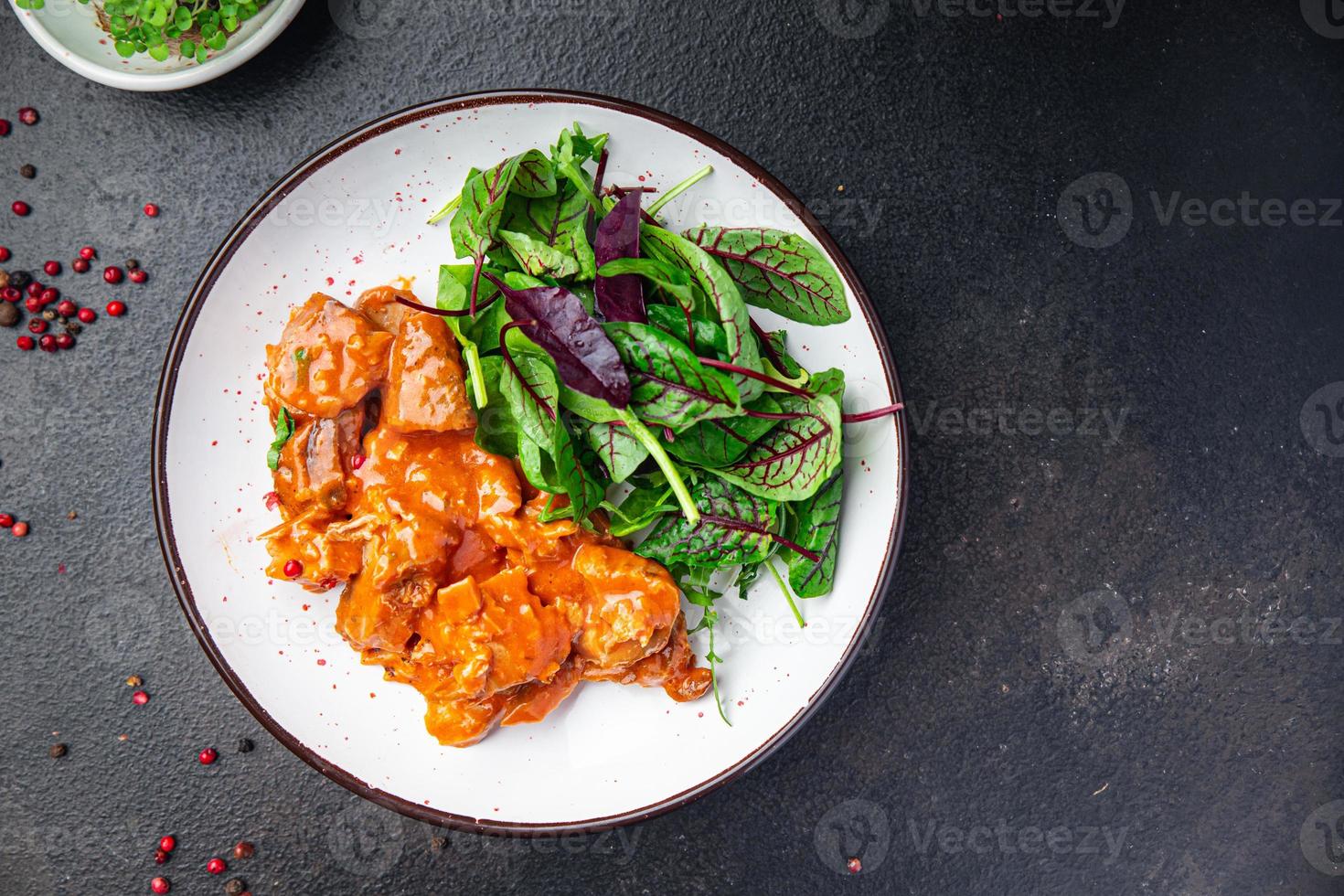 fleisch geschmorte tomatensauce schweinefleisch rindfleisch huhn frische gesunde mahlzeit essen foto