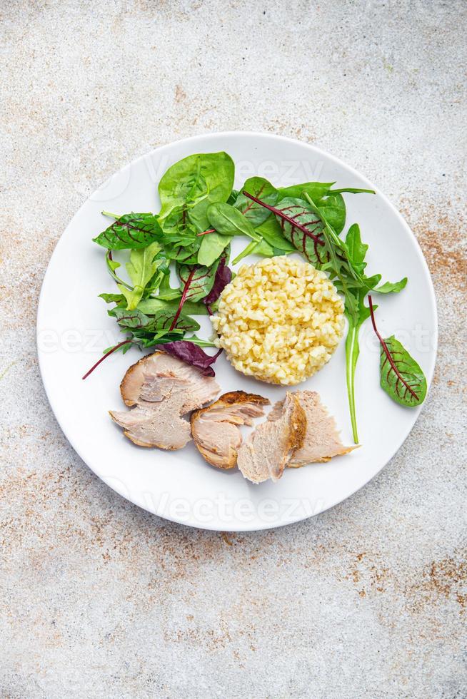 bulgur fleisch und salatblätter salat gesunde mahlzeit essen foto