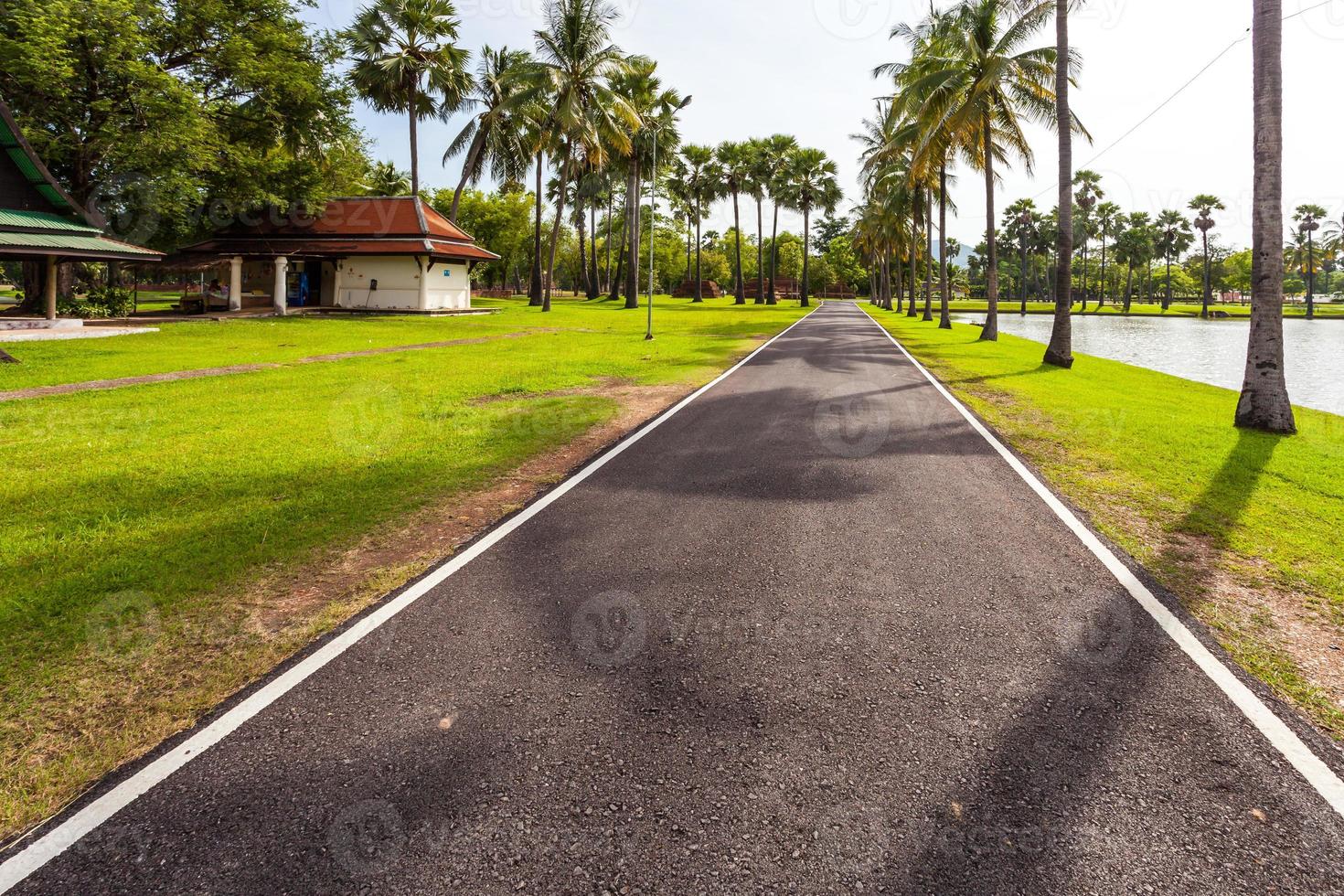 Asphaltstraße im historischen Park von Sukhothai, Thailand foto