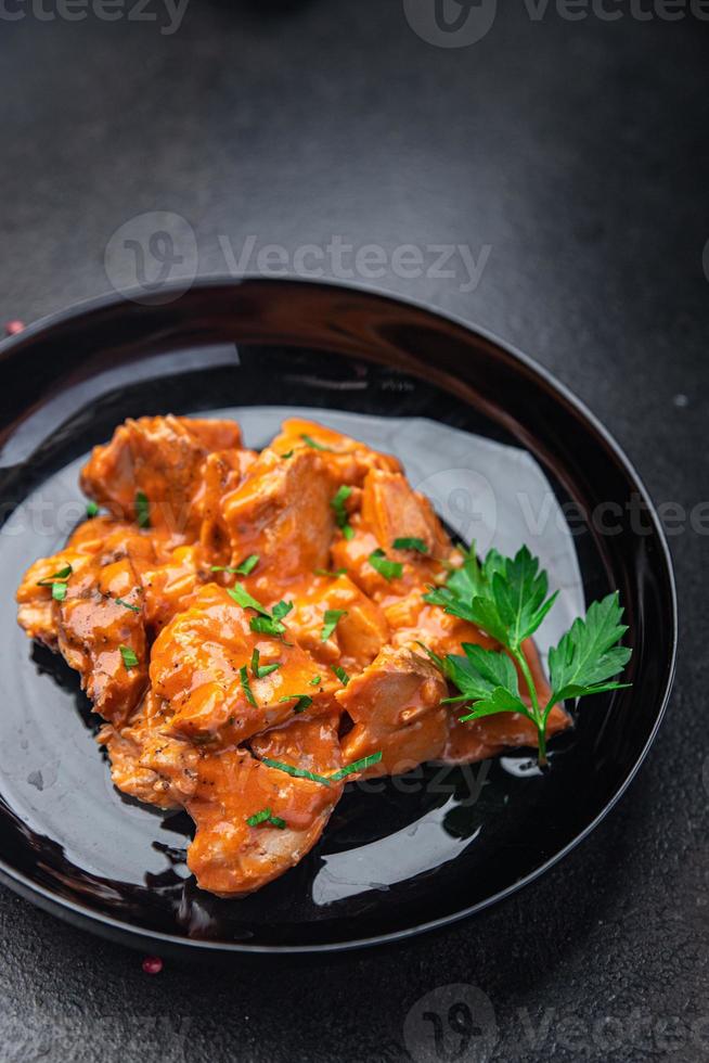 fleisch geschmorte tomatensauce schweinefleisch rindfleisch huhn frische gesunde mahlzeit essen foto