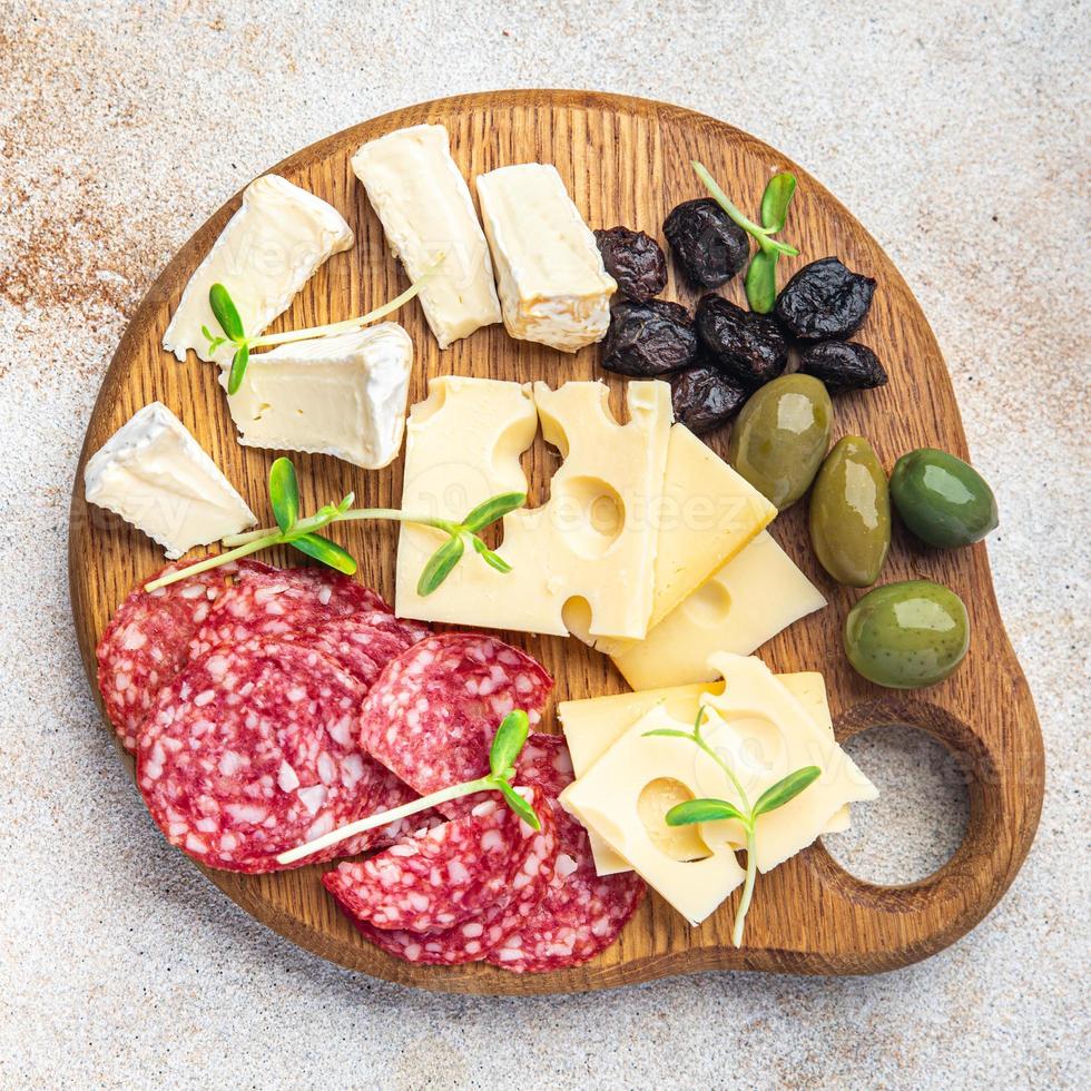 Snackteller Käse, Wurst, Oliven, Brotstangen, frische Vorspeisenmahlzeit foto