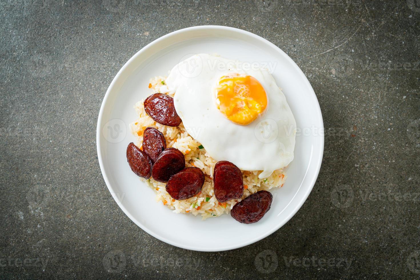 gebratener Reis mit Spiegelei und chinesischer Wurst foto