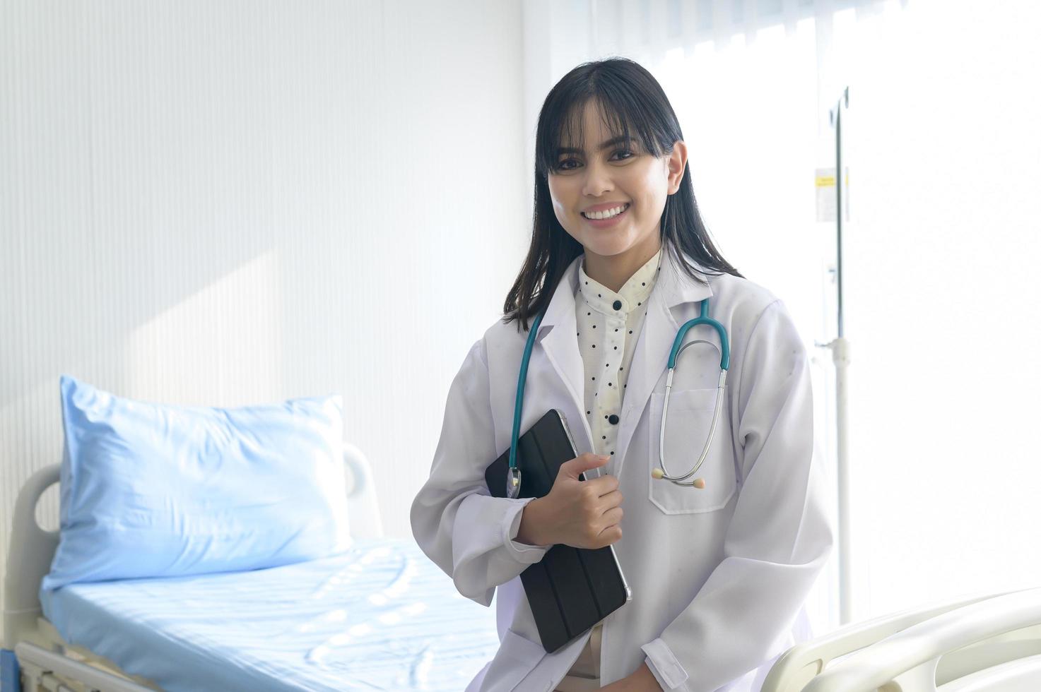 porträt einer jungen ärztin mit stethoskop, die im krankenhaus-, medizin- und gesundheitskonzept arbeitet foto