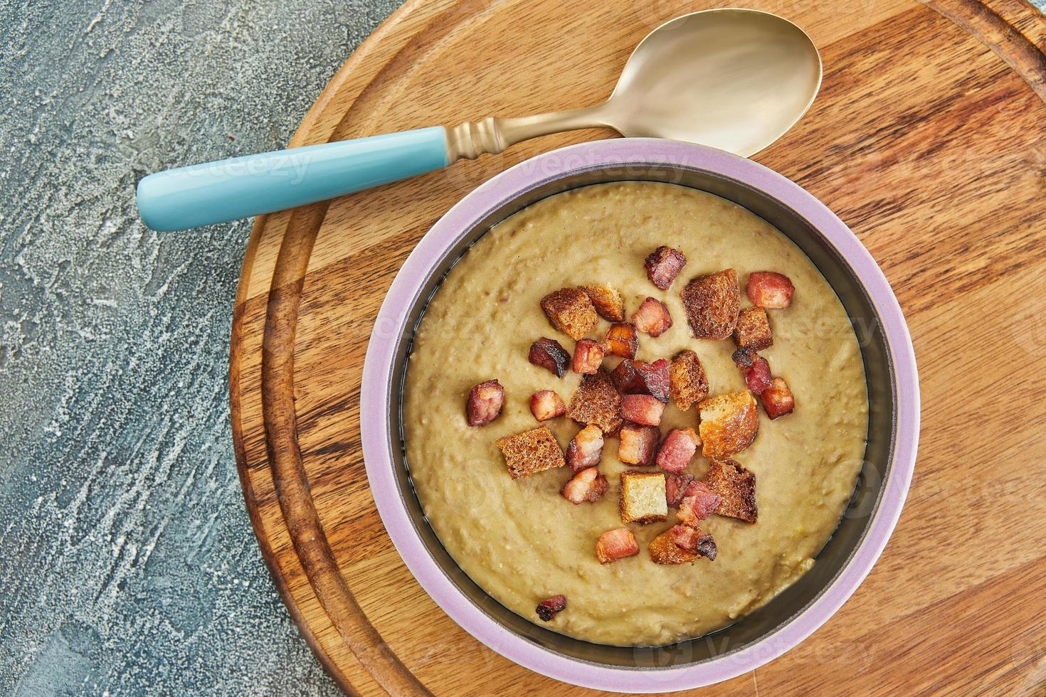 samtige grüne Linsensuppe mit hausgemachten Croutons. französisches Gourmetessen foto